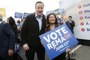 Thủ tướng Anh - David Cameron và một nhà hoạt động kêu gọi ở lại EU. Ảnh: Reuters