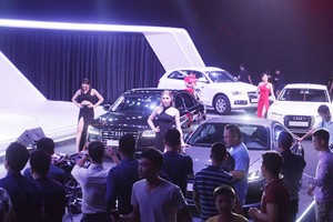 Ôtô tăng giá 200 triệu: Xếp hàng nửa năm mới có xe