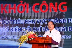 Thủ tướng Nguyễn Xuân Phúc phát biểu tại lễ khởi côngDự án Giải quyết ngập do triều khu vực TPHCM có xét đến yếu tố biến đổi khí hậu (giai đoạn I). Ảnh: VGP/Quang Hiếu