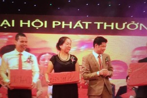 Một đại hội phát thưởng của một Công ty bán hàng đa cấp, số thưởng 1 tháng cho mỗi cá nhân được công bố là hàng tỉ đồng, nhưng đó là con số không có thực.