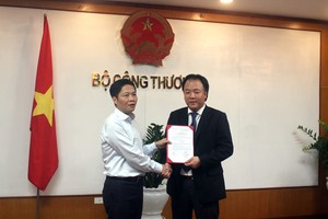Bộ trưởng Công Thương Trần Tuấn Anh trao quyết định cho ông Trần Hữu Linh
