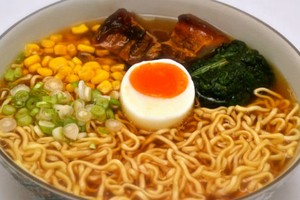 Mỳ tôm là món ăn thường xuyên của người Việt.