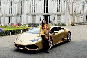 Sheetal Dugar bên chiếc Huracan với màu sắc đặt hàng riêng. Ảnh: Indiatoday.