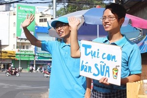 Thu 60 triệu đồng mỗi tháng từ bán sữa sạch lề đường