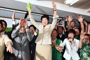 Tân thị Trưởng TokyoYuriko Koike và những người ủng hộ. Ảnh: Japan Times