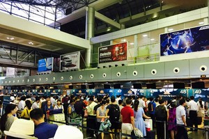 Màn hình hiển thị thông tin sân bay ở Nội Bài chiều 29/7 đã bị tắt sau khi bị tin tặc tấn công, chèn thông tin xấu.