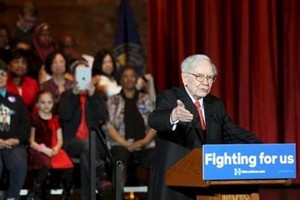 Warren Buffett là một trong các tỷ phú ủng hộ bà Hillary Clinton. Ảnh: Reuters