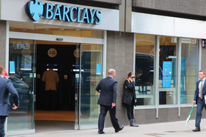 Cổ phiếu Barclays đã mất giá 50% trong một năm qua. Ảnh: FT
