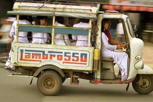 Xe lam là phương tiện đi lại chủ yếu của người Sài Gòn xưa. Ảnh tư liệu