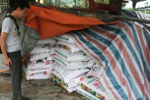 Phạt tiền đến 3 triệu đồng với hành vi kinh doanh sản xuất mà để phân bón tiếp xúc trực tiếp với nền nhà, mặt đất tại địa điểm kinh doanh. Ảnh minh họa: Quốc Dũng