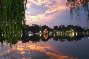 Hồ Gươm đẹplung linh trước giờ khai trương không gian đi bộ. Ảnh: Võ Hải.