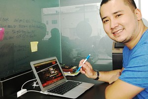 Đường gây dựng công ty triệu USD của chàng trai biết 6 thứ tiếng