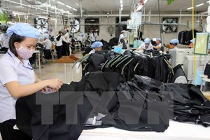 Sản xuất hàng may mặc xuất khẩu. (Ảnh: Trần Lê Lâm/TTXVN)