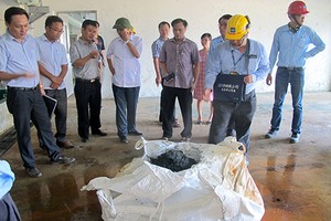 Nhà chức trách kiểm tra việc xử lý bùn thải tại dự án Formosa. Ảnh: Đức Hùng