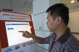 Hành khách có thể tự mua vé trên kios. Ảnh: Xuân Hoa