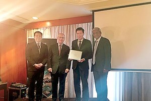 Ông Phạm Mạnh Thắng, Phó tổng giám đốc Vietcombank (thứ 2 từ phải sang) nhận giải thưởng “Ngân hàng có bảng cân đối tài chính mạnh nhất Việt Nam” do Tạp chí The Asian Banker trao tặng