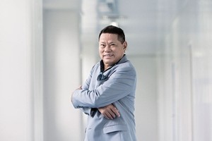 Cả thứ hạng và tài sản của tỷ phú gốc Việt - Hoàng Kiều đều giảm năm nay. Ảnh: Forbes