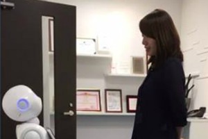  Lễ tân người máy đầu tiên của FPT chính thức 'nhận việc'