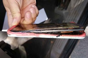 Chiếc Note 7 bốc cháy làm bỏng tay một cô bé 13 tuổi ở Mỹ.