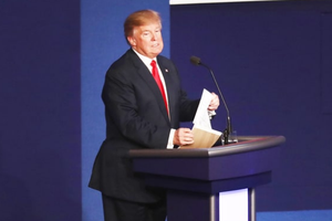 Ông Trump tức giận xé nát mảnh giấy ở cuối buổi tranh luận. (Ảnh: Getty)
