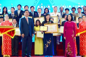 Bà Lê Như Hoa, Phó tổng giám đốc Vietinbank đón nhận Bằng khen của Thủ tướng Chính phủ và Giải thưởng “Doanh nghiệp vì người lao động” năm 2016