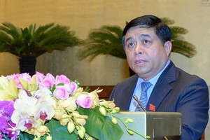 Bộ trưởng Bộ Kế hoạch và Đầu tư Nguyễn Chí Dũng, thừa ủy quyền của Thủ tướng Chính phủ trình bày Tờ trình dự án Luật hỗ trợ doanh nghiệp vừa và nhỏ