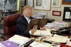 Donald Trump thích làm việc với giấy tờ hơn là thiết bị công nghệ.
