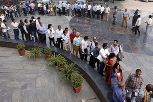 Người Ấn Độ đổ đến các ngân hàng để đổi tiền. Ảnh:BBC