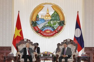 Tổng Bí thư Nguyễn Phú Trọng hội kiến Thủ tướng Lào Thongloun Sisoulith. (Ảnh: Trí Dũng/TTXVN)