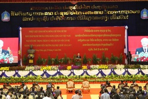 Tổng Bí thư Nguyễn Phú Trọng tới thăm và nói chuyện với cán bộ, giảng viên và sinh viên Đại học Quốc gia Lào. Ảnh: VOV