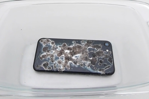 iPhone 7 sống sót khi ngâm trong axít mạnh nhất thế giới