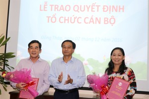 Chủ tịch Ủy ban nhân dân tỉnh Đồng Tháp Nguyễn Văn Dương đã trao quyết định bổ nhiệm Giám đốc Sở Công Thương và Phó Giám đốc Sở Lao động – Thương binh và Xã hội. Ảnh Đongthap.gov.vn