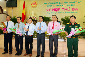 Lãnh đạo tỉnh Đồng Tháp chúc mừng các đồng chí vừa được tín nhiệm. Ảnh Đongthap.gov.vn
