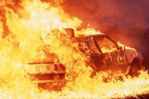 Hội con nhà giàu London đốt xe sang hơn 100.000 USD để tiêu khiển