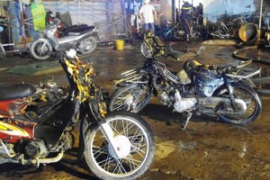  Hơn 40 xe bị thiêu rụi trong vụ cháy cây xăng ở Sài Gòn