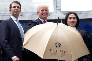 Ông Donald Trump (giữa) xuất hiện cùng con trai Donald Jr (trái) và nhà phát triển bất động sản người Malaysia Tiah Joo Kim hồi năm 2013. Ảnh: Canadian Press