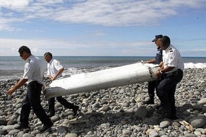 Mảnh cánh máy bay MH37 được tìm thấy ở Reunion. Ảnh: Reuters