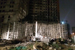 Hiện trường vụ sập giàn giáo. Ảnh: N.Đ.