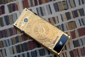 Điện thoại mạ vàng, họa tiết Đông Sơn giá 150 triệu đồng