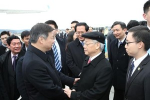 Trưởng Ban Liên lạc Đối ngoại Trung ương Đảng Cộng sản Trung Quốc Tống Đào tiễn Tổng Bí thư Nguyễn Phú Trọng tại Sân bay quốc tế Tiêu Sơn, Hàng Châu, tỉnh Chiết Giang, Trung Quốc. Ảnh: TTXVN