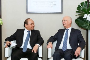 Thủ tướng Nguyễn Xuân Phúc và Chủ tịch WEF Klaus Schwab. Ảnh: VGP/Quang Hiếu