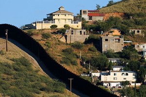 Bức tường ngăn biên giới Mỹ và Mexico ước tính cần 20 tỷ USD. Ảnh: Reuters