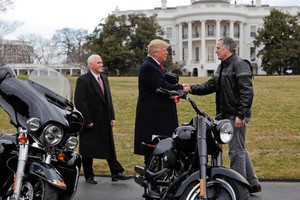 CEO Matt Levatich và các lãnh đạo của Harley-Davidson phóng dàn mô tô phân khối lớn vào Nhà Trắng gặp Tổng thống Mỹ Donald Trump và Phó tổng thống Mike Pence