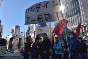 Các thành viên nhóm Kakuhido biểu tình ở Tokyo phản đối Ngày Valentine. Ảnh: AFP