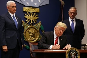 Tổng thống Donald Trump ký sắc lệnh cấm nhập cảnh lần đầu ngày 27/1. Ảnh: Reuters.