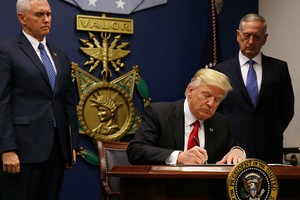 Trump ký sắc lệnh cấm nhập cảnh. Ảnh:Reuters