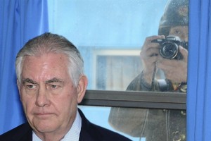 Lính Triều Tiên chụp ảnh ngoại trưởng Mỹ. Ảnh:Yonhap