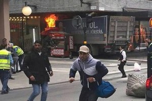 Xe tải lao vào một cửa hàng trên phố đi bộ ở thủ đô Stockholm. Ảnh:Twitter