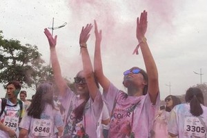 Giới trẻ Hà Nội ngập chìm trong đường chạy sắc mầu