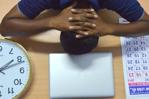 Vì sao các công ty thường làm việc 8 giờ mỗi ngày?